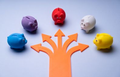 5 arrows facing towards 5 different colored piggy banks
